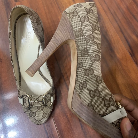 🚫SOLD🚫Gucci Monogram Horsebit Peep Toe Pumps - Picture 4 of 15